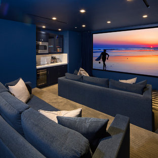 Imagen de cine en casa cerrado, costero, con paredes azules, moqueta, pantalla de proyección y suelo gris