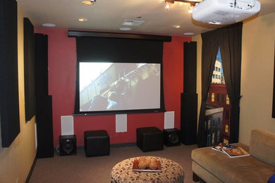 Modelo de cine en casa cerrado clásico de tamaño medio con paredes rojas, moqueta y pantalla de proyección