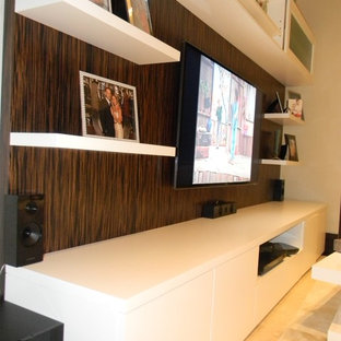 Cette image montre une salle de cinéma design de taille moyenne et ouverte avec un mur multicolore, un sol en carrelage de porcelaine et un téléviseur encastré.