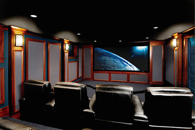 Imagen de cine en casa de tamaño medio con paredes grises, moqueta y pantalla de proyección