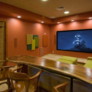 Modelo de cine en casa cerrado, contemporáneo, grande, con parades naranjas, moqueta y pantalla de proyección