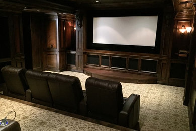 Пример оригинального дизайна: большой изолированный домашний кинотеатр в классическом стиле с бежевыми стенами, полом из керамической плитки и мультимедийным центром