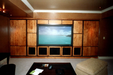 Ejemplo de cine en casa abierto tradicional renovado de tamaño medio con pared multimedia