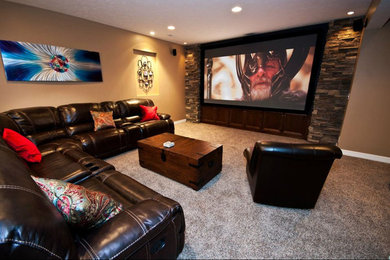 Ejemplo de cine en casa cerrado tradicional renovado grande con paredes beige, moqueta y pantalla de proyección