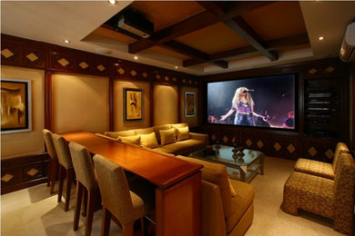 Imagen de cine en casa cerrado tradicional renovado de tamaño medio con paredes beige, moqueta y pantalla de proyección