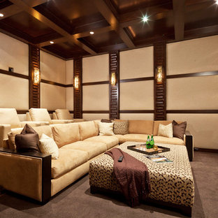 Cette image montre une salle de cinéma design avec un écran de projection et un sol gris.