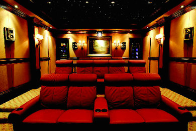 Foto de cine en casa cerrado tradicional grande con paredes beige, moqueta y pantalla de proyección