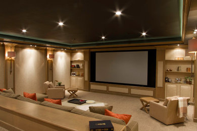 На фото: огромный изолированный домашний кинотеатр в современном стиле с белыми стенами, ковровым покрытием и проектором