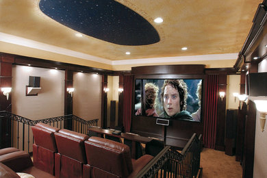 Foto di un grande home theatre chic chiuso con pareti beige, moquette e schermo di proiezione