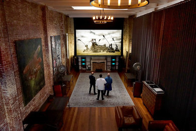 ニューヨークにある広いインダストリアルスタイルのおしゃれなオープンシアタールーム (プロジェクタースクリーン) の写真