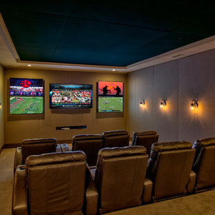 Großes, Abgetrenntes Klassisches Heimkino mit beiger Wandfarbe, Teppichboden, Wand-TV und beigem Boden in Atlanta