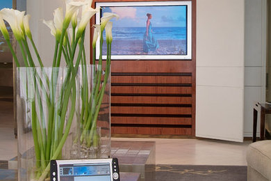 Imagen de cine en casa abierto moderno con paredes blancas, suelo de baldosas de cerámica y pared multimedia