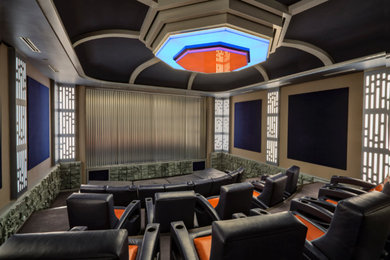 Idee per un ampio home theatre minimal chiuso con pareti blu, moquette, schermo di proiezione e pavimento grigio