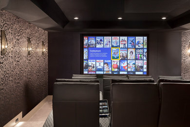 Diseño de cine en casa cerrado minimalista de tamaño medio con paredes púrpuras, moqueta y pantalla de proyección