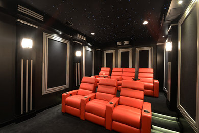 Imagen de cine en casa cerrado tradicional grande con paredes grises, moqueta y pantalla de proyección