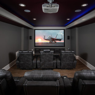 Esempio di un grande home theatre classico con pareti blu, pavimento in laminato e pavimento marrone