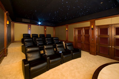 Diseño de cine en casa cerrado actual grande con paredes marrones, moqueta y pared multimedia