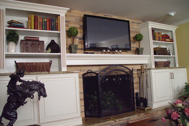 Modelo de cine en casa cerrado tradicional grande con paredes marrones, suelo de madera en tonos medios y televisor colgado en la pared