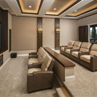 Imagen de cine en casa abierto, contemporáneo, grande, con paredes beige, moqueta, pantalla de proyección y suelo beige