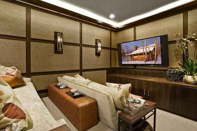Bild på ett litet funkis avskild hemmabio, med bruna väggar, heltäckningsmatta och en väggmonterad TV