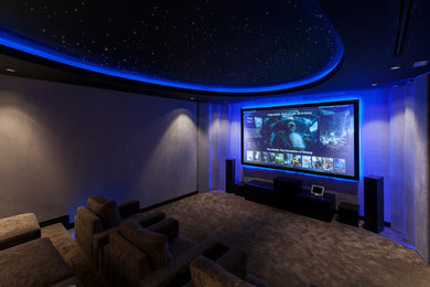 Diseño de cine en casa cerrado moderno grande con televisor colgado en la pared