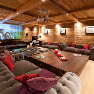 Esempio di un home theatre stile rurale chiuso con pareti marroni, parquet chiaro, schermo di proiezione e pavimento beige