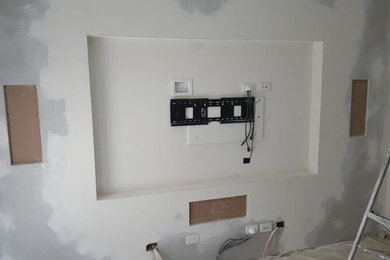 Inspiration för ett funkis hemmabio, med grå väggar och en inbyggd mediavägg