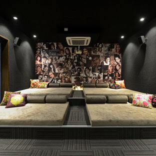Modelo de cine en casa cerrado, contemporáneo, grande, con paredes negras