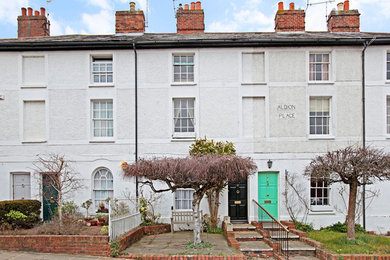 オックスフォードシャーにあるトラディショナルスタイルのおしゃれな家の外観の写真