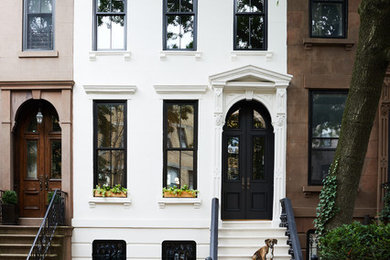 Foto de fachada de casa pareada blanca clásica renovada de tres plantas con escaleras