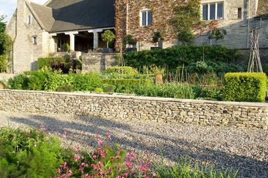 Foto de fachada de casa beige de estilo de casa de campo grande a niveles con revestimiento de piedra y tejado de teja de barro