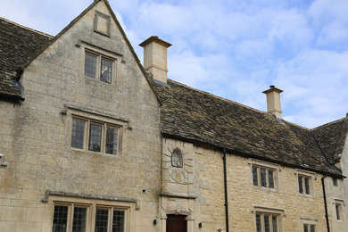 Großes, Dreistöckiges Landhausstil Einfamilienhaus mit beiger Fassadenfarbe und Ziegeldach in Gloucestershire