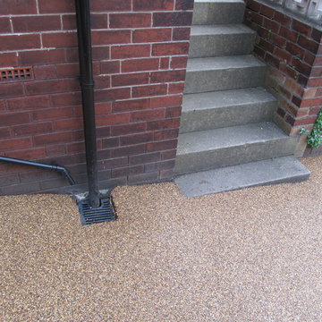 A RUSTIC RESIN BOUND DRIVEWAY SURFACE INSTALLED AT ARMLEY PROPERTY IN LEEDS
