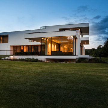 An elegant villa with cantilevering forms, overlooking the River Clyde