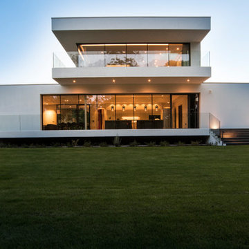An elegant villa with cantilevering forms, overlooking the River Clyde