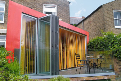 Foto de fachada moderna de tamaño medio de dos plantas con revestimiento de metal y tejado plano