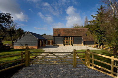 Design ideas for a black farmhouse bungalow house exterior in Oxfordshire.