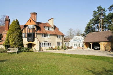 Photo of a contemporary house exterior in Surrey.