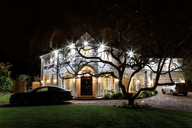 Großes, Dreistöckiges Haus mit weißer Fassadenfarbe in London