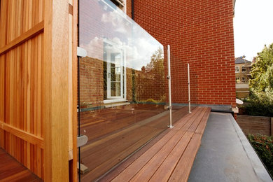 Ejemplo de fachada gris minimalista grande de dos plantas con revestimiento de metal y tejado plano