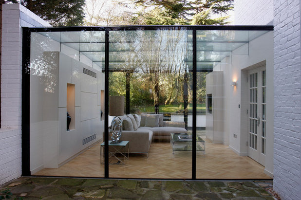 Contemporary House Exterior by IQ Glass UK