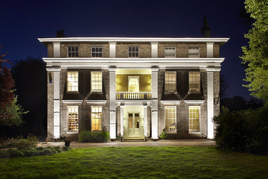 ロンドンにあるトランジショナルスタイルのおしゃれな家の外観の写真