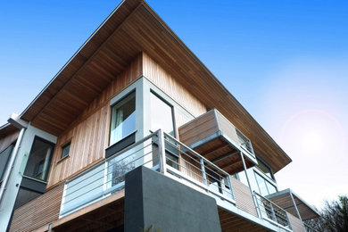 Diseño de fachada de casa marrón moderna grande con revestimiento de madera