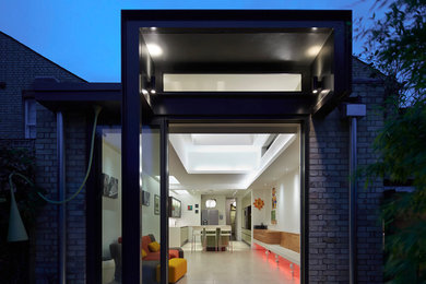 Diseño de fachada negra contemporánea con revestimiento de metal y tejado plano