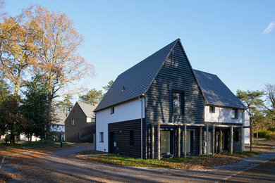 Aménagement d'une façade de maison multicolore contemporaine en bois.