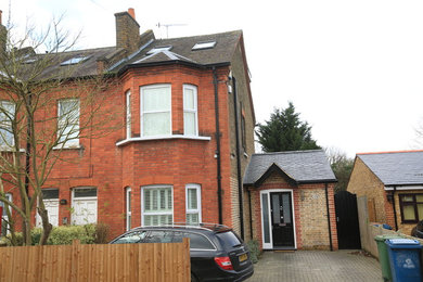 Exemple d'une grande façade de maison moderne en brique de plain-pied.