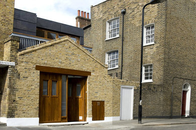 ロンドンにあるモダンスタイルのおしゃれな家の外観の写真