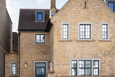 ロンドンにある高級なカントリー風のおしゃれな家の外観の写真