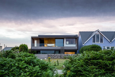 Стильный дизайн: деревянный, серый, маленький, трехэтажный дом в современном стиле с плоской крышей для на участке и в саду - последний тренд