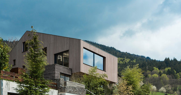 Современный Фасад дома by ÜberRaum Architects